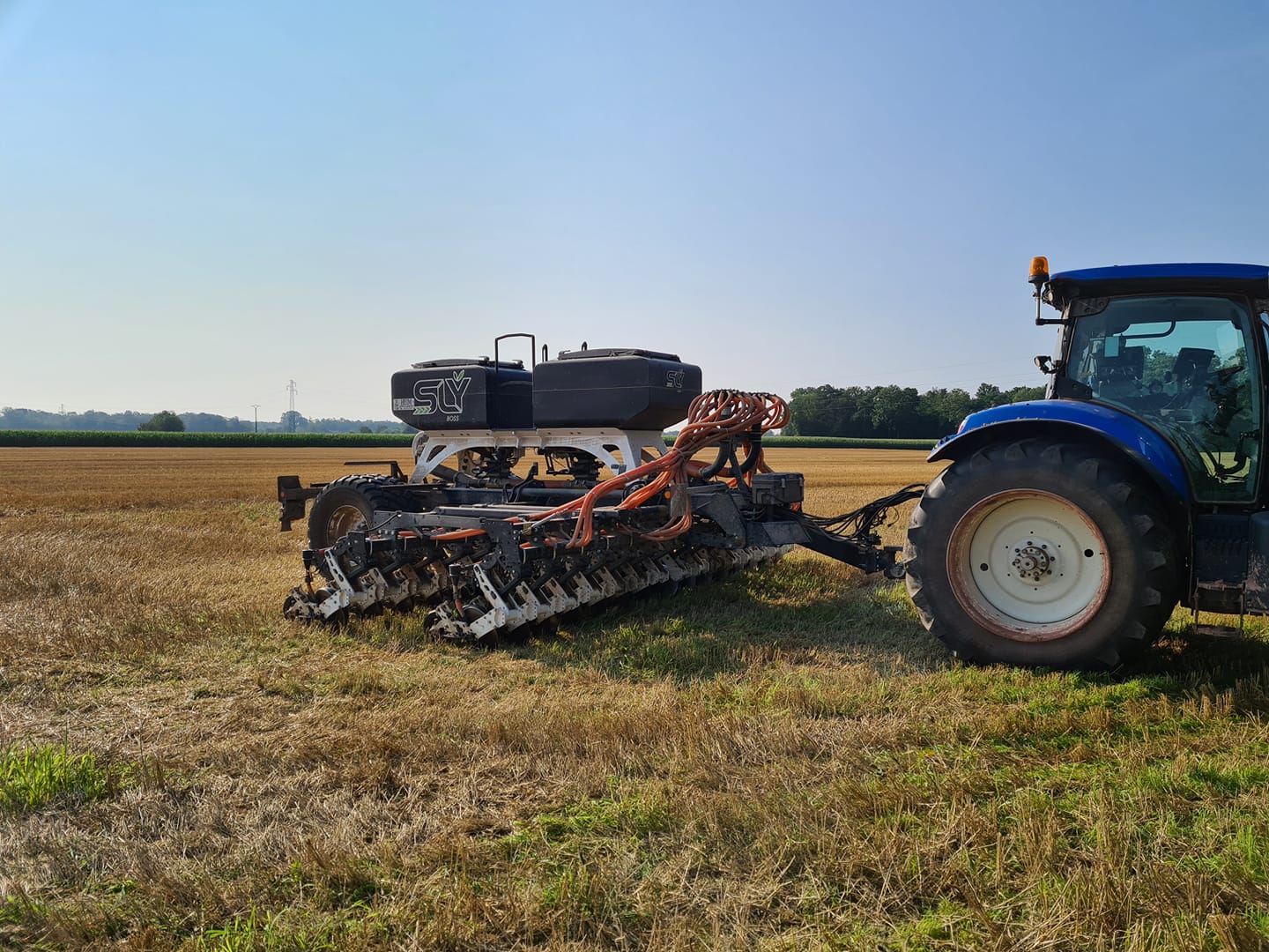 Tracteur New Holland avec semoir SLY — semis direct